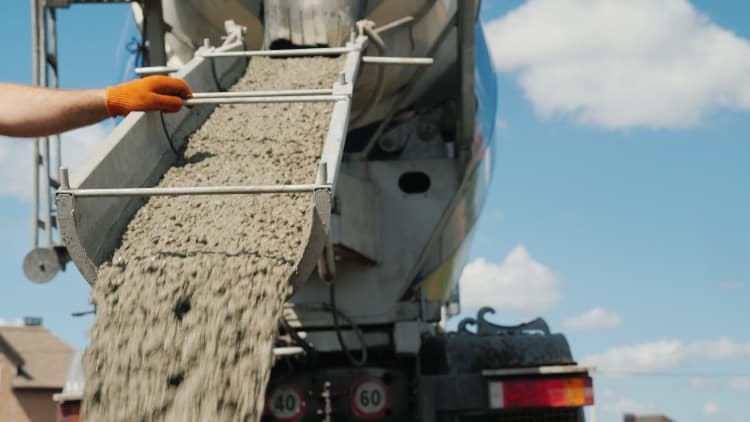 ¿Cuántas yardas de concreto hay en un camión de cemento?