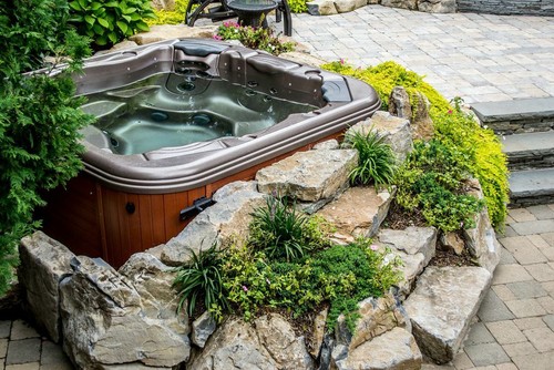 17 ideas de paisajismo para bañeras de hidromasaje para todos los presupuestos