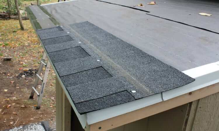 Cómo colocar tejas en un cobertizo con 3 pestañas y tejas arquitectónicas