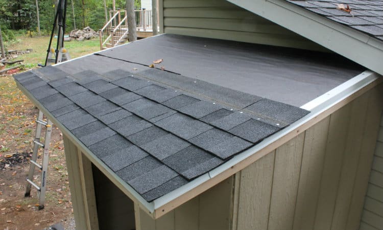 Cómo colocar tejas en un cobertizo con 3 pestañas y tejas arquitectónicas