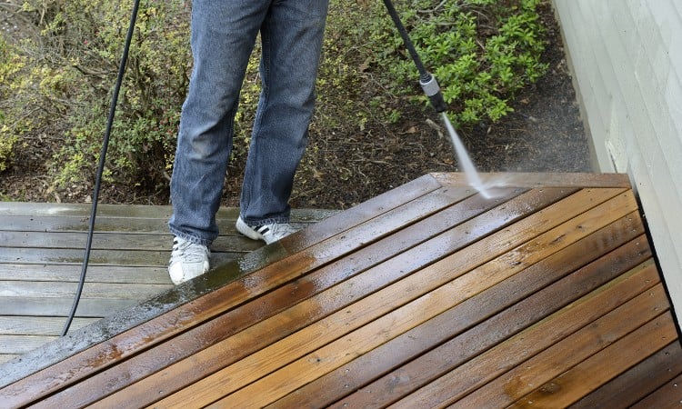 ¿Debería lavar a presión su terraza antes de teñirla?