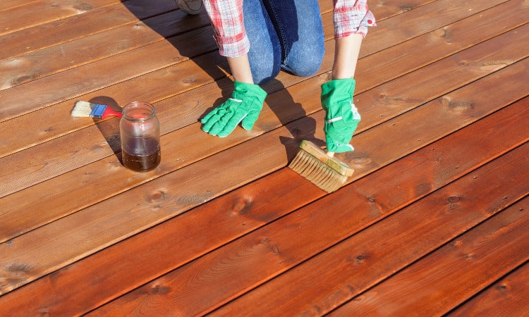 ¿Debería lavar a presión su terraza antes de teñirla?