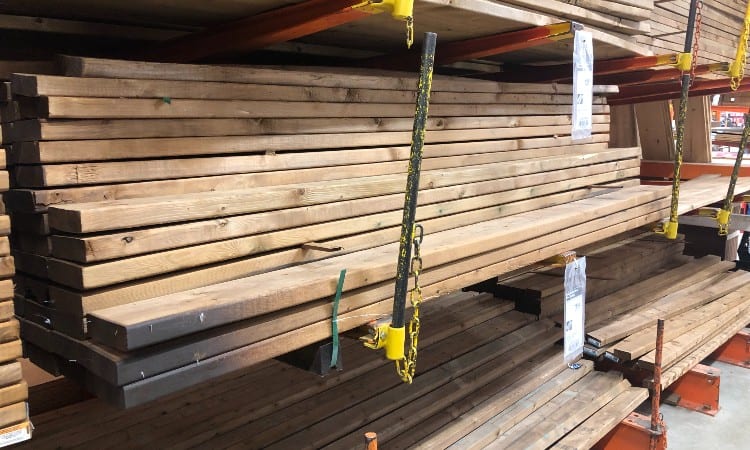 ¿Home Depot, Lowe's o Menards cortan madera para usted?