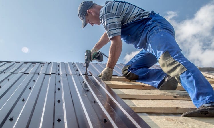 Cómo instalar techos de metal sobre tejas