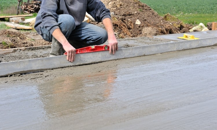 ¿Debe colocar aislamiento rígido debajo de la losa de concreto?