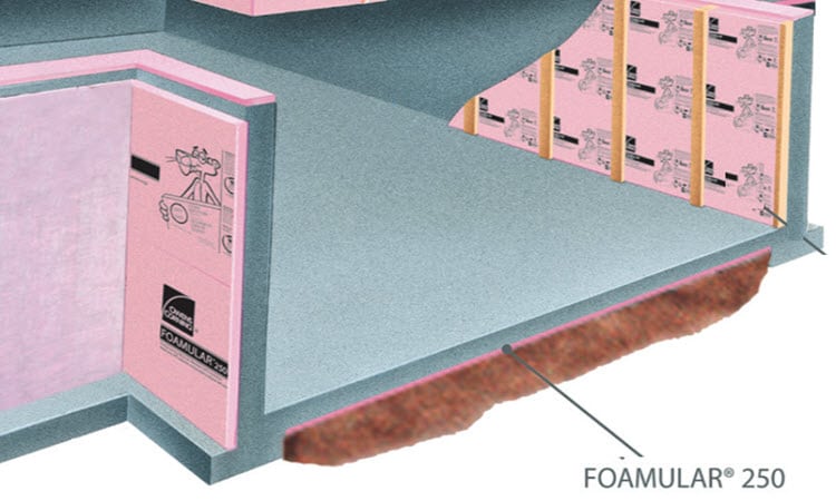 ¿Debe colocar aislamiento rígido debajo de la losa de concreto?