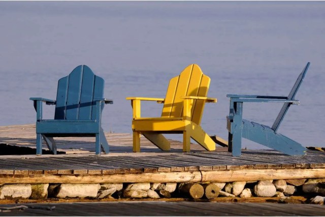 ¿Cuál es el mejor material para las sillas Adirondack para exteriores?