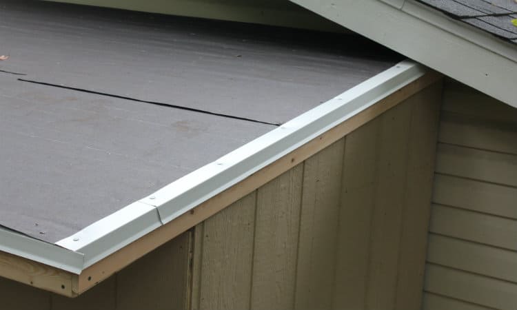 Cómo instalar el borde de goteo en el techo del cobertizo