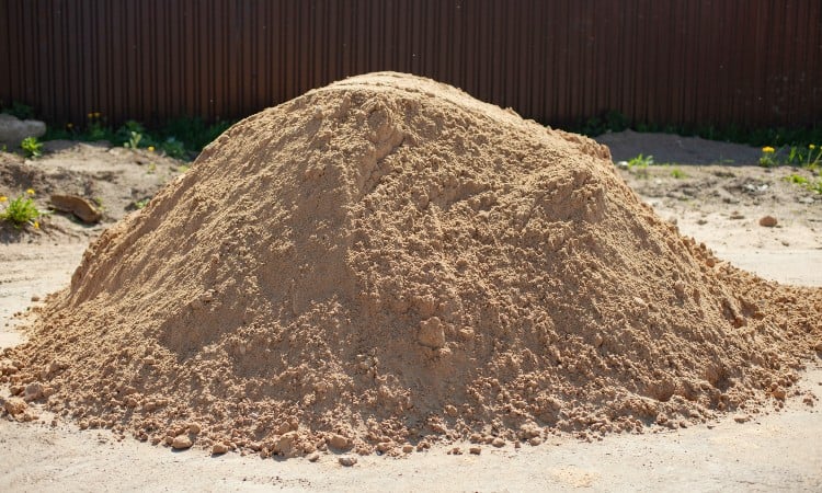 ¿Cuánto pesa una yarda de arena?