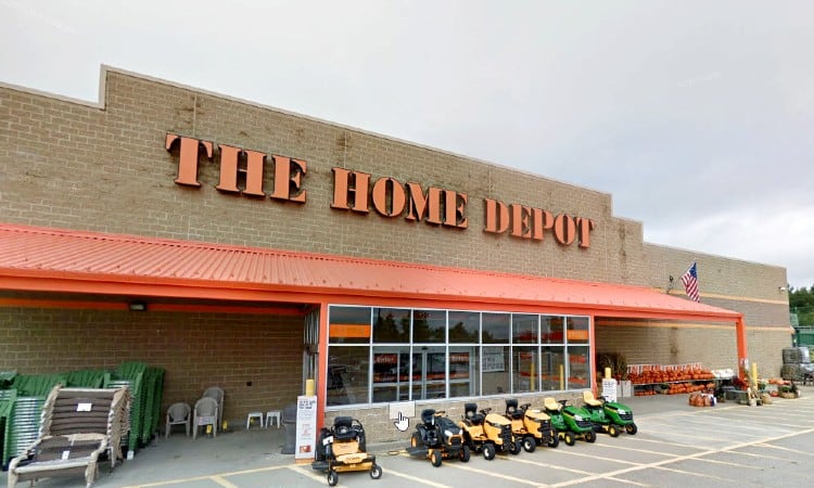 ¿Home Depot, Lowe's o Menards cortan madera para usted?
